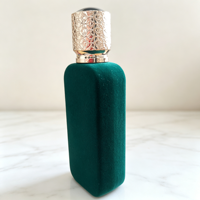 Flacon de parfum carré de luxe avec pulvérisateur atomiseur, en verre floqué, vide, personnalisable avec logo, design 2026, OEM, 50 ml avec capuchon doré