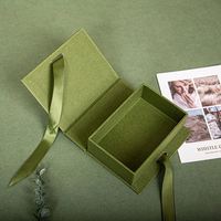 Boîte d'emballage rigide de bijoux en matériaux recyclés brillants estampage or personnalisé pour bracelet collier boîte cadeau magnétique de lunettes de soleil