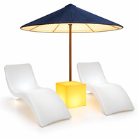 Ensemble de chaises longues en plastique éclairées par LED avec table d'appoint en cube LED et parasol en chaume, chaise longue d'extérieur pour la plage et la piscine