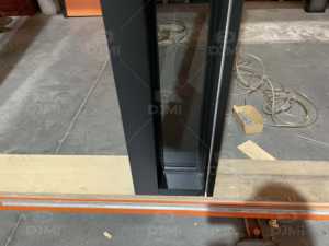 <span class=keywords><strong>Porte</strong></span> <span class=keywords><strong>d</strong></span>'<span class=keywords><strong>entrée</strong></span> résidentielle en bois massif avec longues poignées argentées et fenêtre fixe en verre noir - Product Image 6