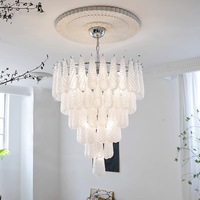 Lustre d'hôtel personnalisé, luminaire suspendu ovale créatif en verre de Murano soufflé à la main avec abat-jour en verre laiteux pour salon