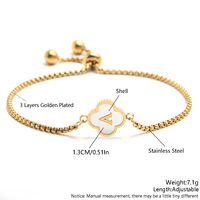 Bracelet tendance pour femme en acier inoxydable plaqué or 18 carats avec breloques initiales en forme de trèfle à quatre feuilles (lettres A-Z)