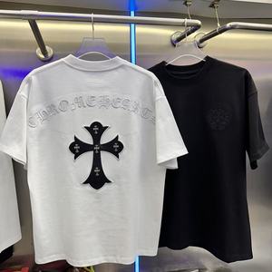 เสื้อยืดแขนสั้นคอตตอนแท้ทรงหลวมสไตล์ลำลองปักลายเรขาคณิตโลหะแบบหนา รุ่น 26SS สำหรับทุกเพศ - Product Image 3