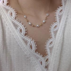 Collier tendance en cuivre et plaqué or 14 carats avec perle baroque d'eau douce naturelle, style niche, Little Golden Bean - Product Image 1