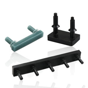 Bras robotisés et plaques de serrage à ventouse pour machines d'emballage auxiliaires pour équipements automatisés - Product Image 1