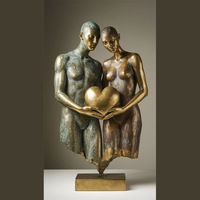 Statue Moderne Abstraite en Bronze de Couple Tenant un Cœur Creux – Cadeau d'Anniversaire de Mariage pour Décoration de Bureau ou de Maison