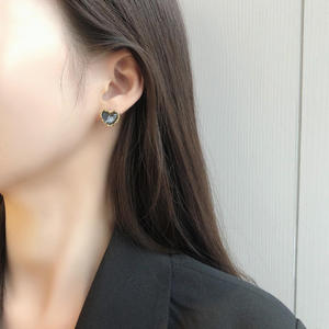 Alta calidad nueva alta calidad exquisita mujeres niñas Post moda oro Metal pendientes lindo pequeño corazón Stud pendientes para niñas - Product Image 2