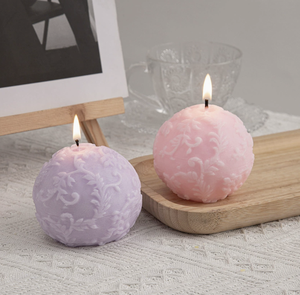 Bougie sphérique à motif de roses exquises, avec une teinte douce de lavande et une mèche en coton pur, pour une décoration de mariage romantique et un intérieur chaleureux - Product Image 3