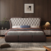 Lit double capitonné de luxe en cuir véritable, design moderne, avec dossier ailé et capitonnage diamant, pour chambre principale