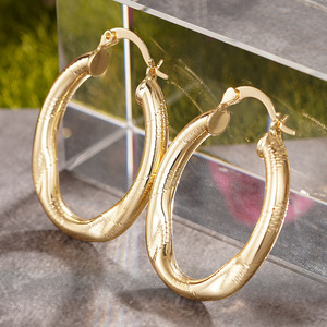 Orecchini a polsino a forma di U irregolari da donna, design geometrico unico, gioielli versatili per tutti i giorni - Product Image 6