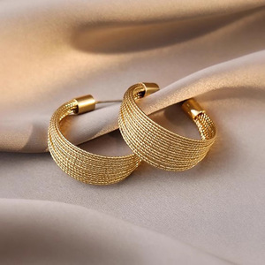 Orecchini a Perno Rotondi con Texture Spazzolata per Donne, Design Audace e di Tendenza, Gioielli alla Moda - Product Image 3