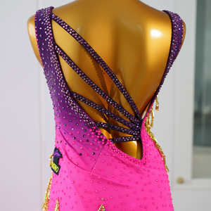 ชุดเต้นลาตินสีชมพูสดหรูหราประดับด้วยลูกปัดสีทอง ชุดแสดงบอลรูมระดับมืออาชีพ - Product Image 3
