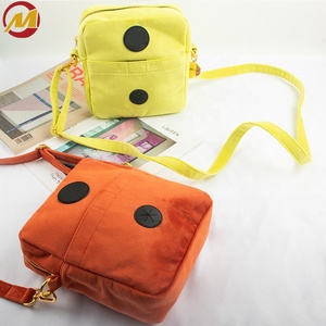 Bolsa de golosinas para perros personalizada a prueba de agua Mini y tamaños grandes Cinturón cruzado de lujo Bolsa para caminar para mascotas para entrenar y caminar - Product Image 2