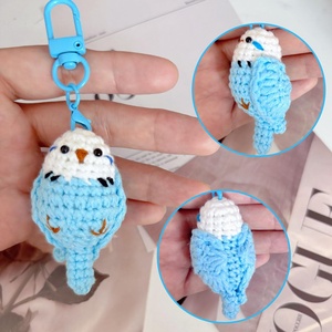 Breloques d'oiseaux au crochet bleues, blanches, vertes, jaunes, accessoires de sac d'anniversaire, ornements de perroquet tricotés à la main, élégants pour femme de bureau - Product Image 1