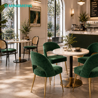 Meubles de restaurant contemporains commerciaux, table de café et ensemble de chaises avec plateau en pierre recouvert de tissu vert