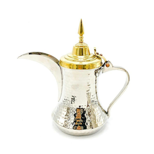 Bouilloire de qualité standard de style arabe en acier inoxydable, artisanat métallique, pour la préparation du thé et du café, en vente - Product Image 1