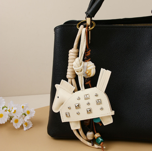 Porte-clés de voiture et sacoche en cuir écologique, personnalisé, créatif, nouveau, avec pendentif poney clouté, style cheval de guerre, tendance, violet, orange, rose, vert - Product Image 5