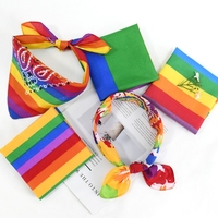 Écharpe carrée en polyester multicolore arc-en-ciel pour le Nouvel An et les occasions de mariage Accessoire de sport et de danse en plein air à la mode