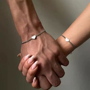 Bộ vòng tay cặp đôi thép không gỉ mạ vàng kiểu dáng tối giản sang trọng - 2 chiếc, bán buôn - Product Image 1