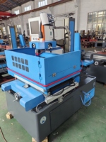 Machine de découpe à fil EDM économique à faible consommation DK7745, machine de découpe à fil EDM CNC DK77 à 5 axes, machine de découpe à fil EDM rapide WEDM pour métal