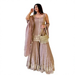 Conjunto Kurti Sharara de seda chinon de alta calidad con bordados detallados y forro de microalgodón, incluye longitud completa. - Product Image 1