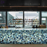 Comptoir de bar de luxe dans le hall d'un hôtel Comptoir de bar à LED rétro-éclairé en pierre d'agate bleue lumineuse pour restaurant