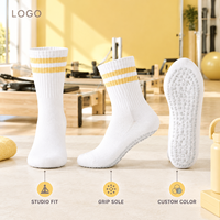 Chaussettes Pilates Grip Studio à rayures, semelle intégrale, ajustement parfait, taille graduée, blanches, à deux rayures au bord, pour un maintien optimal