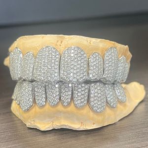 Grillz Personalizzati per Denti Iced Out in Argento Sterling 925 con Diamanti Moissanite VVS e Incastonatura a Nido d'Ape Stile Hip Hop di Alta Gioielleria - Product Image 3