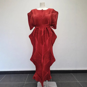 Robe plissée Miyake tendance pour soirée, collection PY 2026, avec diamants 3D, grande taille, manches chauve-souris amples, ceinture, robe longue, vêtements pour femmes occidentales - Product Image 1