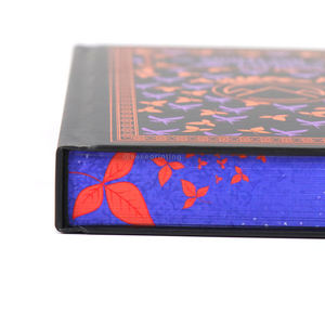 Impresión de Novelas Románticas con Tapas Duras y Encuadernación Rústica, Personalizadas con Láminas Metálicas y Bordes Pintados de Morado, por Empresa de Encuadernación - Product Image 4