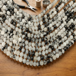 Perles rondes en agate rutilée noire naturelle de 8 mm, polies à la main, provenant du Gujarat, pour la création de bijoux et l'artisanat - Product Image 1
