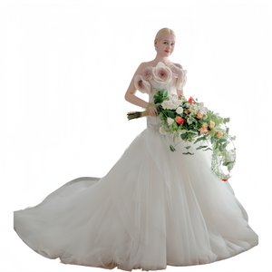 Grandioso abito da sposa bianco taglie forti-triplo dettaglio rosa e ampio treno per matrimoni a palazzo - Product Image 4