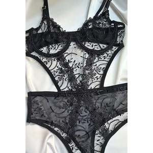 Combinaison noire avec détails en dentelle, ensembles élégants de soutien-gorge et de culottes - Product Image 3