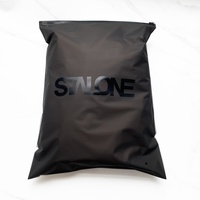 Sacs à fermeture éclair translucides pour vêtements avec logo personnalisé, sacs à fermeture éclair mats noirs givrés en CPE pour l'emballage des vêtements