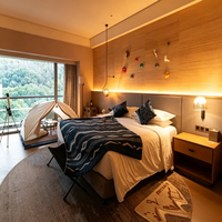 Ensemble de mobilier de chambre moderne pour hôtel d'affaires et villa : Lit avec tête de lit rembourrée et capitonnée, Lit avec sommier, Bureau, Armoire, Table de chevet