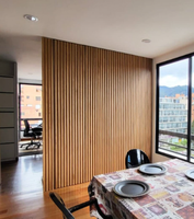Panneaux muraux en WPC à grain de bois lisse et cannelé, décoratifs et modernes, pour les murs ou les plafonds d'hôtels et les revêtements intérieurs en PVC