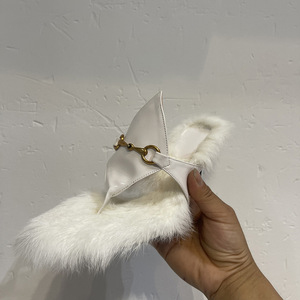 Vente en gros de tongs personnalisées pour femmes à bout rond et talon bas, avec fourrure et boucle métallique, sandales à talon pour filles - Product Image 3