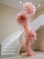 Dahlia suspendue en organza rose poudré avec ruban fluide pour décoration de plafond