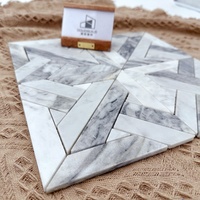 Kunstdesign Außenwand-Bodenbelag Weiß-Grauer Naturmarmor Parkett Fabrikpreis Mosaik Grafikdesign für Mehrfarbige Dekoration