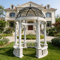 Gazebo extérieur élégant en marbre grec moderne de luxe, poli à la main, avec toit métallique