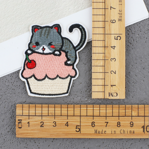 Individuelle Kleidung-Aufbügelpatches Niedliche Cartoon-Katzen-Stickerei Aufbügelbare Tier-Katzen-Patches - Product Image 4