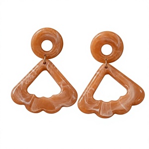 Boucles d'oreilles créoles en résine rose faites à la main avec nœud papillon et acrylique en forme de diamant, bijoux fantaisie mignons pour femmes, crochets plaqués or - Product Image 2