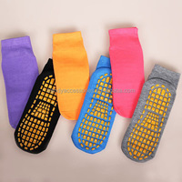 Chaussettes de parc pour trampoline d'hiver en tricot antidérapant Motif solide pour aire de jeux intérieure Grip pour adultes et enfants
