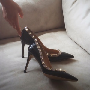 Scarpe con <span class=keywords><strong>Tacco</strong></span> Medio di Lusso in Vera Pelle Nera con Borchie, Punta Affusolata e Fodera in Pelle di Pecora per Donne - Product Image 2