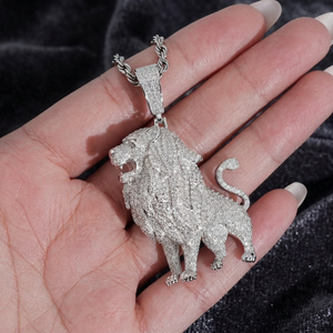 Colgante de Moissanita con Diseño de León, Plata 925, Micro Pavé, Corte Brillante Redondo, Unisex, Amuleto de Lujo con Temática Animal para Uso Diario - Product Image 1