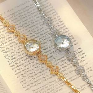 <span class=keywords><strong>Orologio</strong></span> Elegante da <span class=keywords><strong>Donna</strong></span> BS Brand, <span class=keywords><strong>Orologio</strong></span> da Polso al Quarzo Piccolo in Oro e <span class=keywords><strong>Argento</strong></span> con Fiore e Zirconi, Regalo per Fidanzata - Product Image 5