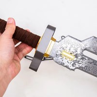 Épée de scène au design fantaisie brisé, finition patinée, décor de chaîne noire, manche enveloppé de cuir marron