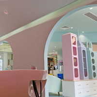Ensemble de design d'intérieur personnalisé pour salon de coiffure pour enfants : fauteuils de barbier, comptoir de service, présentoir de vente au détail, boutique de coiffure tendance pour enfants
