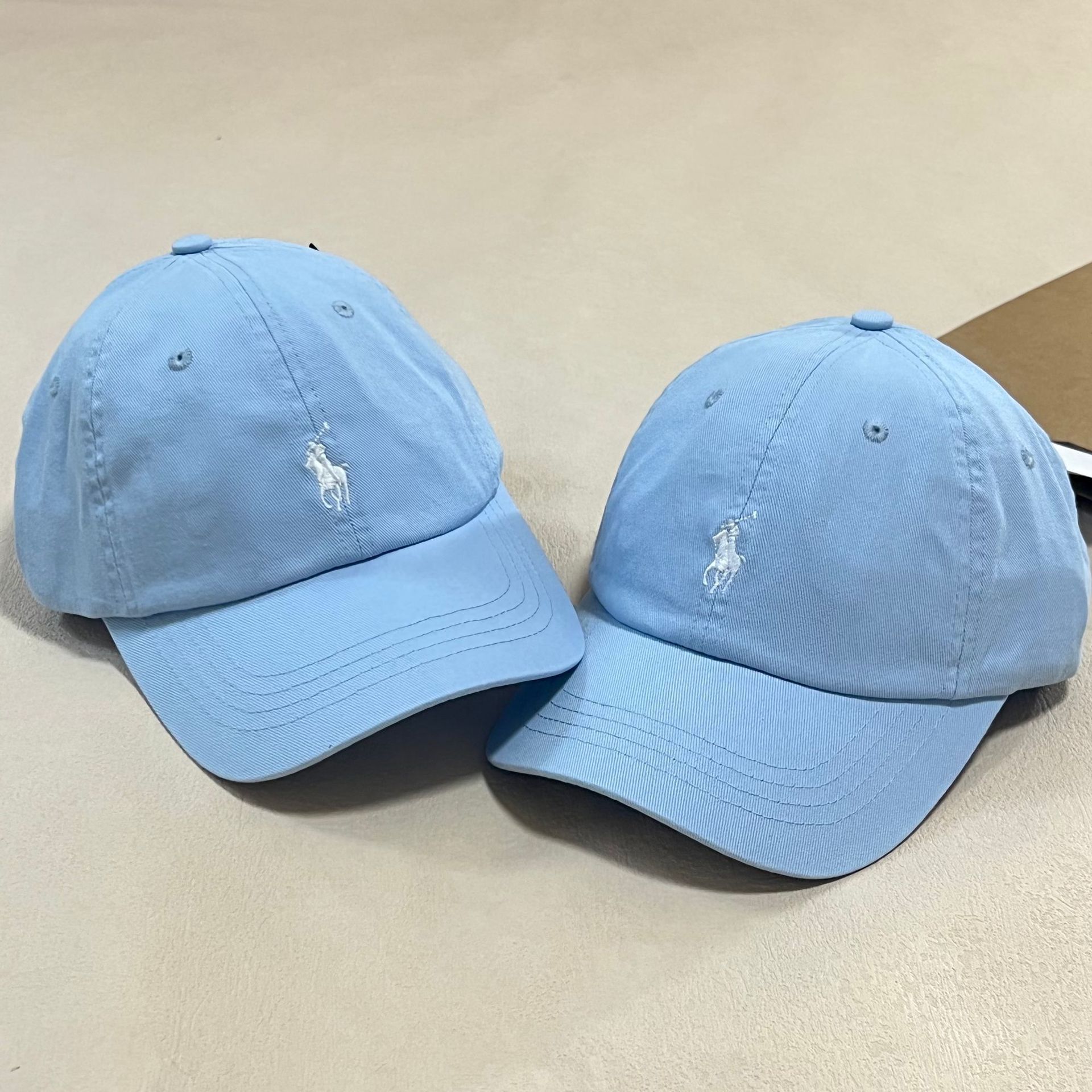 Azul celeste y blanco
