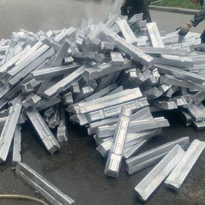 Prix usine Lingot d'alliage d'aluminium A7 A8 99,7% 99,85% pour usage industriel dans les chauffe-eau et les chaudières avec composition Fe Si Mn - Product Image 5